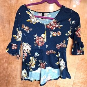 ING BLUE FLORAL RUFFLE HEM CROPPED TOP SIZE SMALL
